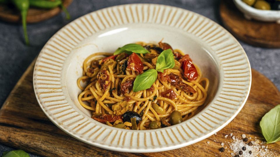 Špagety s olivami, papričkami, cherry rajčaty a parmazánem